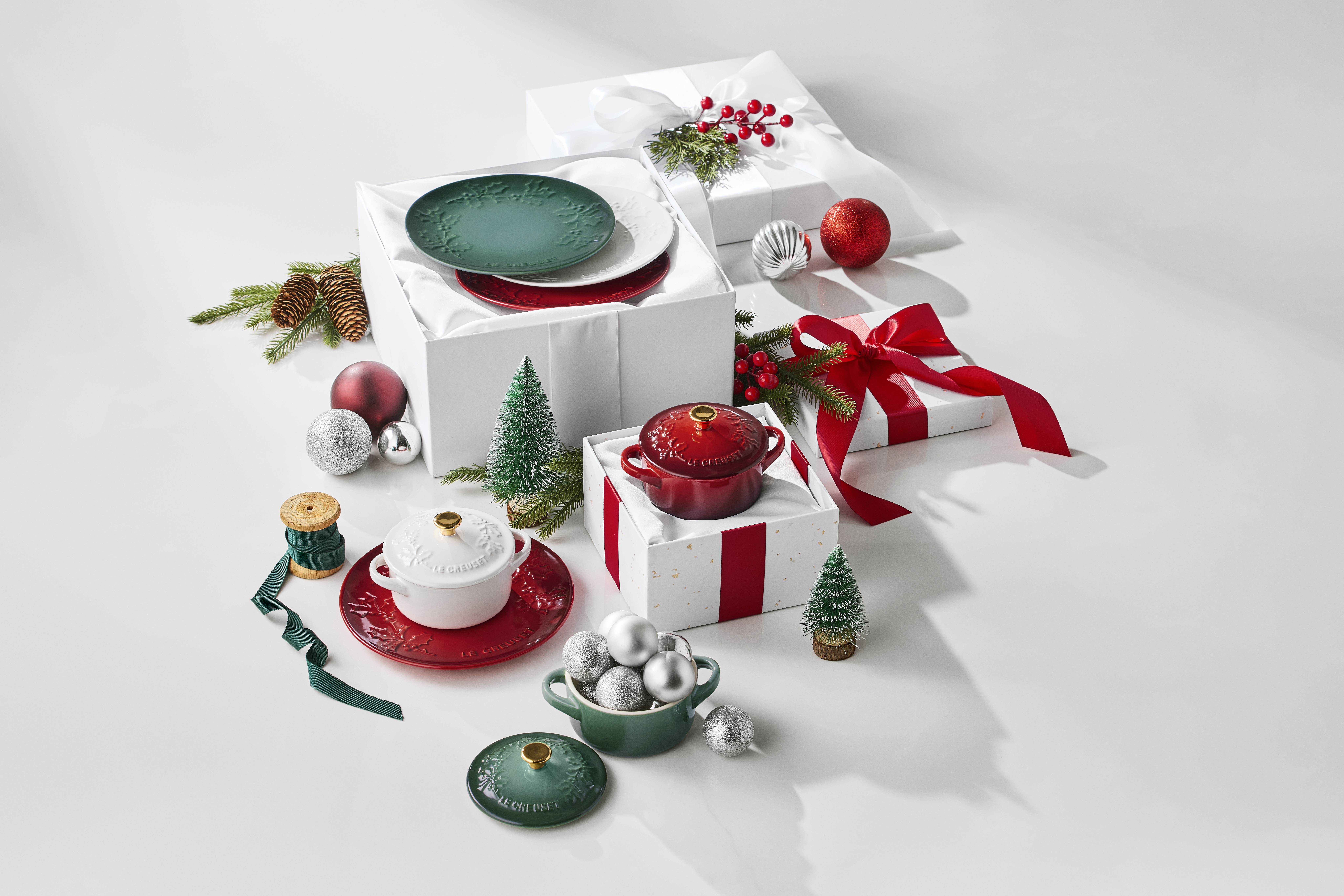 Le Creuset Holly Collection